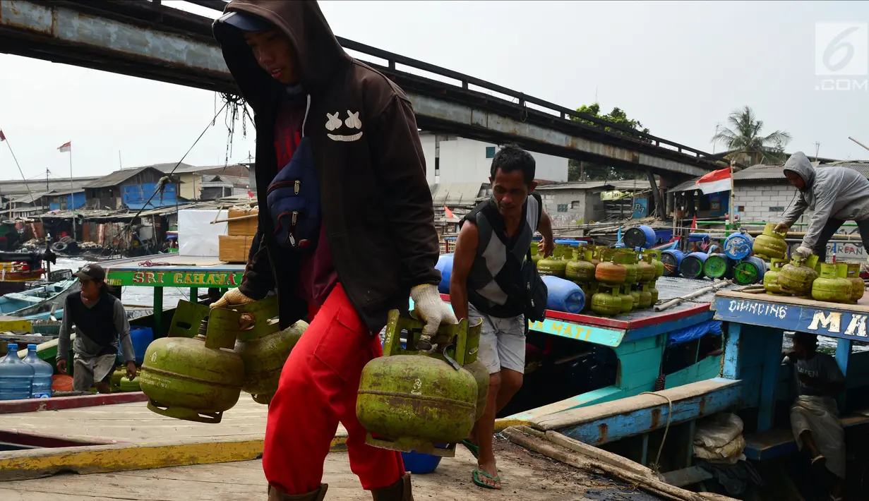 Pekerja membawa elpiji 3 Kg di Dermaga Kampung Nelayan Cilincing, Jakarta, Sabtu (19/5). Gas-gas tersebut akan dikirim ke Muara Gembong, Bekasi, Jawa Barat. (Liputan6.com/JohanTallo)