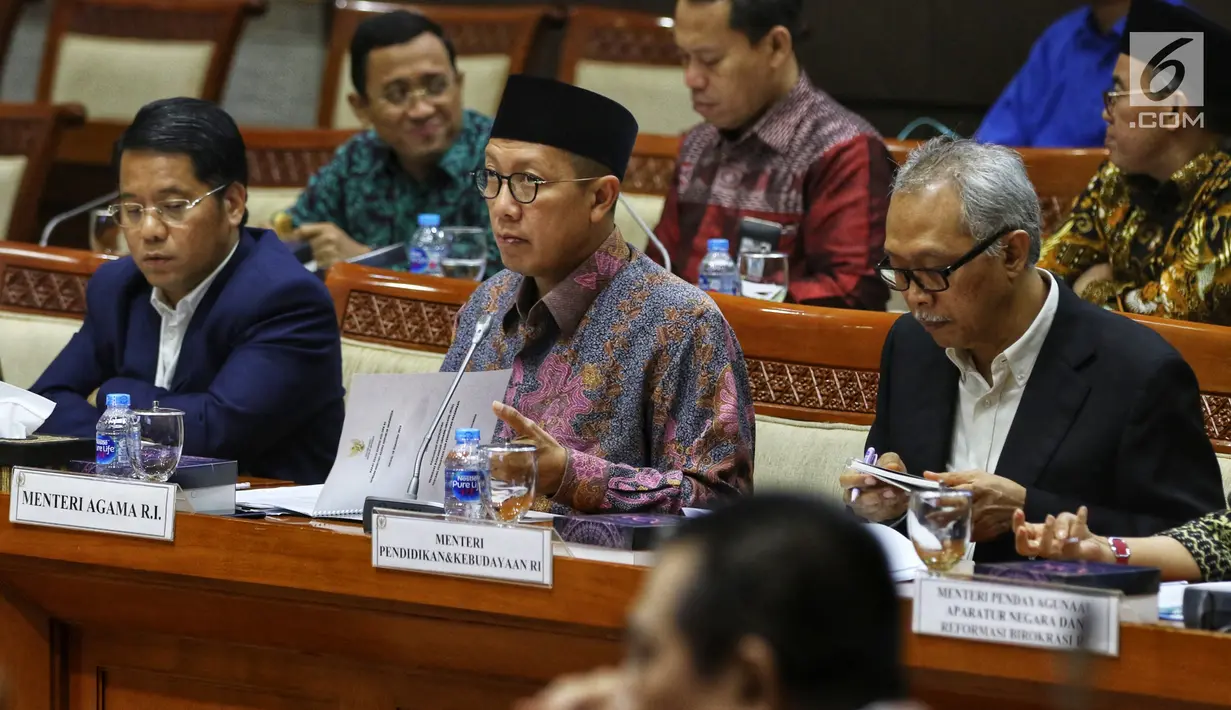 Menteri Agama Lukman Hakim Syaifuddin (tengah) mengikuti rapat kerja dengan Komisi VIII DPR di Kompleks Parlemen Senayan, Jakarta, Kamis (19/9/2019). Rapat tersebut menyepakati RUU Pesantren dan Pendidikan Keagamaan diubah menjadi RUU Pesantren. (Liputan6.conm/Johan Tallo)