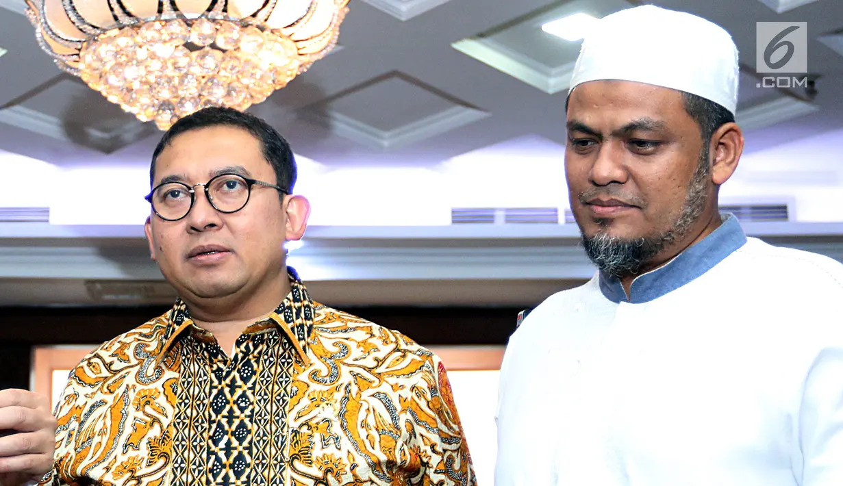 Wakil Ketua DPR Fadli Zon (kiri) bersama anak Abu Bakar Baasyir, Abdurrochim saat bertemu di Kompleks Parleman, Jakarta, Rabu (23/1). Keluarga dan kuasa hukum mengadukan mengenai pembatalan pembebasan Abu Bakar Baasyir. (Liputan6.com/JohanTallo)