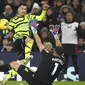 Gelandang Arsenal, Gabriel Martinelli berusaha mencetak gol ke gawang Arsenal yang dikawal Emiliano Martinez pada laga pekan ke-16 Liga Inggris 2023/2024 di Villa Park, Birmingham, Minggu (10/12/2023) dini hari WIB. (AP Photo/Rui Vieira)