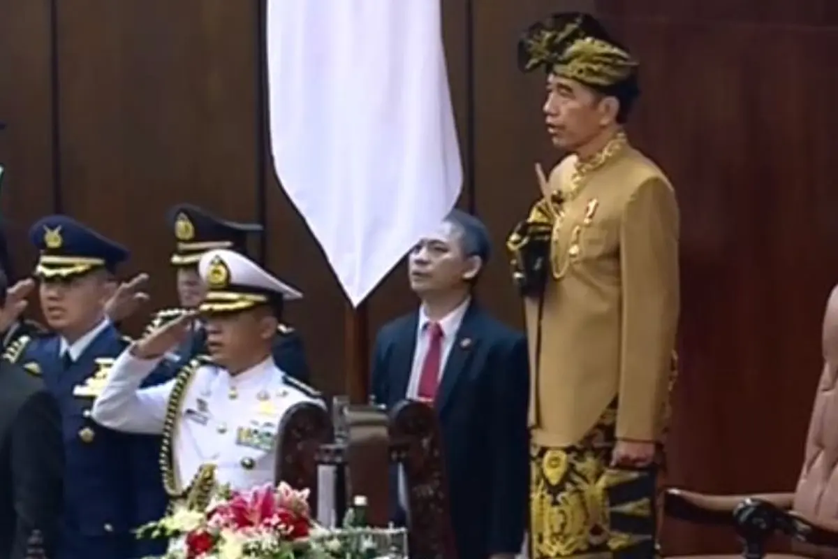 Jokowi dengan baju adat Sasak, Nusa Tenggara Barat. (Liputan6.com/Lizsa Egeham)