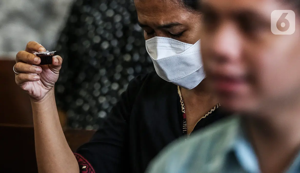 Umat Kristiani berdoa saat ibadah Jumat Agung di Gereja Protestan Indonesia Bagian Barat (GPIB) Effatha Jakarta, Jumat (15/4/2021). Tahun ini GPIB Effatha melaksanakan Ibadah dalam rangkaian Perayaan Paskah secara Luring dan Daring dengan protokol kesehatan ketat. (Liputan6.com/Johan Tallo)