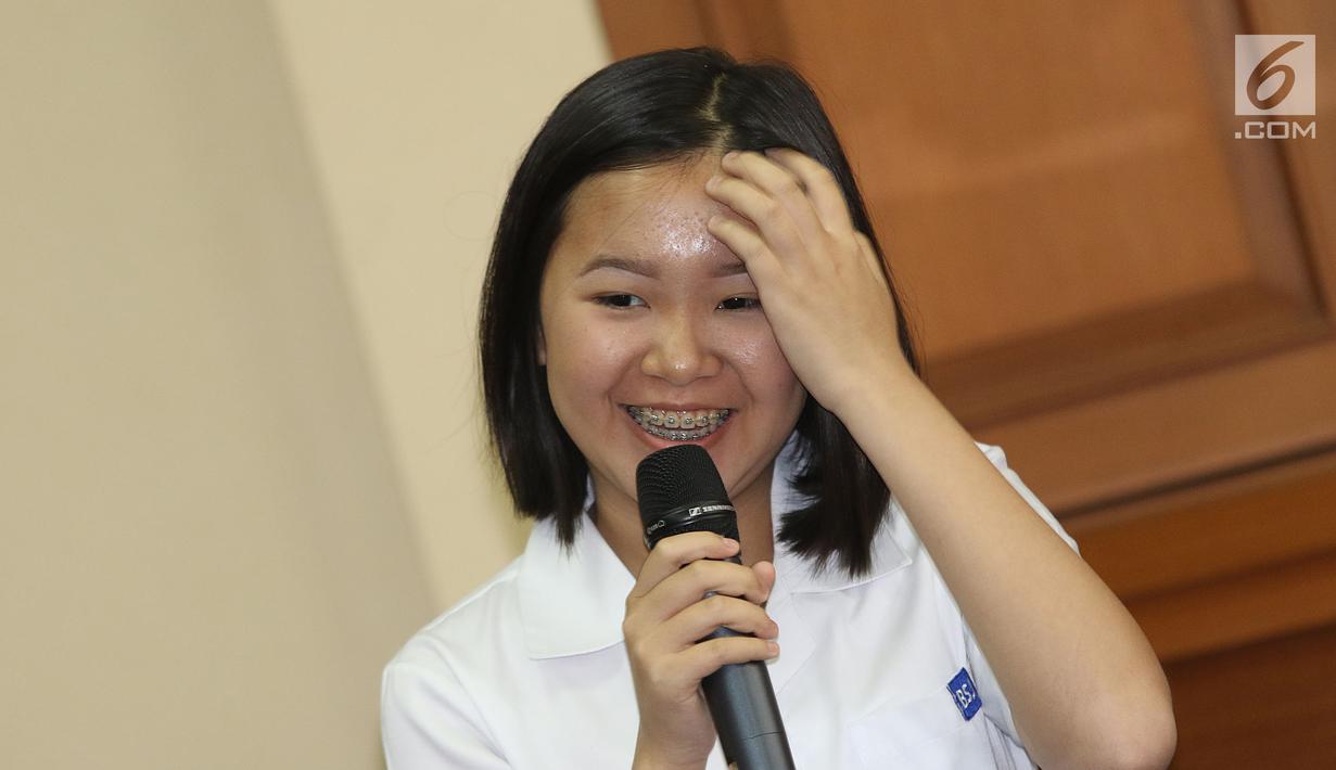 Celestine Jovanna Wenardy penemu alat diagnosis diabetes saat jumpa pers terkait bajakah di Kemenkes, Jakarta, Senin (26/8/2019).  Menkes bertemu dengan penemu alat diagnosis diabetes  dan masuk top 20 di google science fair, Menkes memgapresiasi penelitian alat diagnosis diabetes. (Liputan6.com/Her