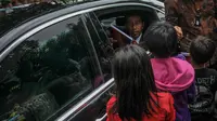 Presiden Jokowi bagi-bagi buku di Jalan Cicendo, Bandung, Jumat (24/4/2015). (Liputan6.com/Faizal Fanani)