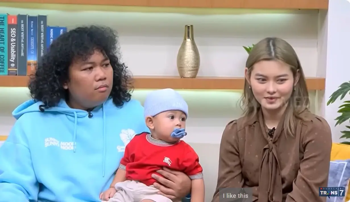 Selain soal makanan, Cesen juga mengaku lebih cuek dibandingkan saat hamil anak pertama. Bahkan, mengaku sering berantem dengan suami. [Youtube/TRANS7 OFFICIAL]