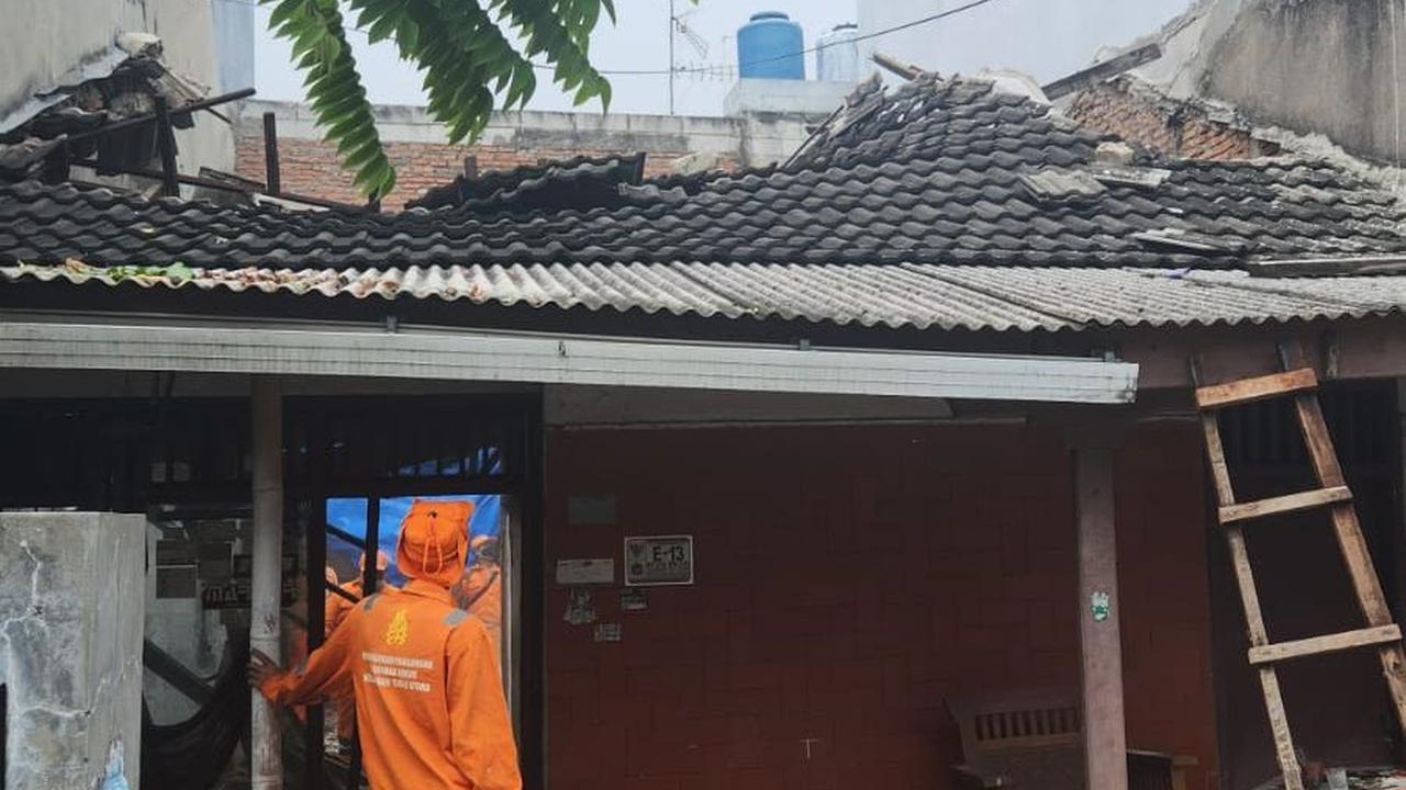Setelah dana terkumpul, kata Boy, barulah tim 'Creator Bersatu' memulai melakukan renovasi terhadap rumah reyot Putri. Untuk proses awal perataan bangunan yang dibantu petugas Penanganan Prasarana dan Sarana Umum (PPSU), Senin (25/7).