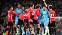 Manchester United (MU), Marouane Fellaini kala diganjar kartu merah wasit di markas Manchester City, Jumat 28 April 2017. (Foto: BBC) (