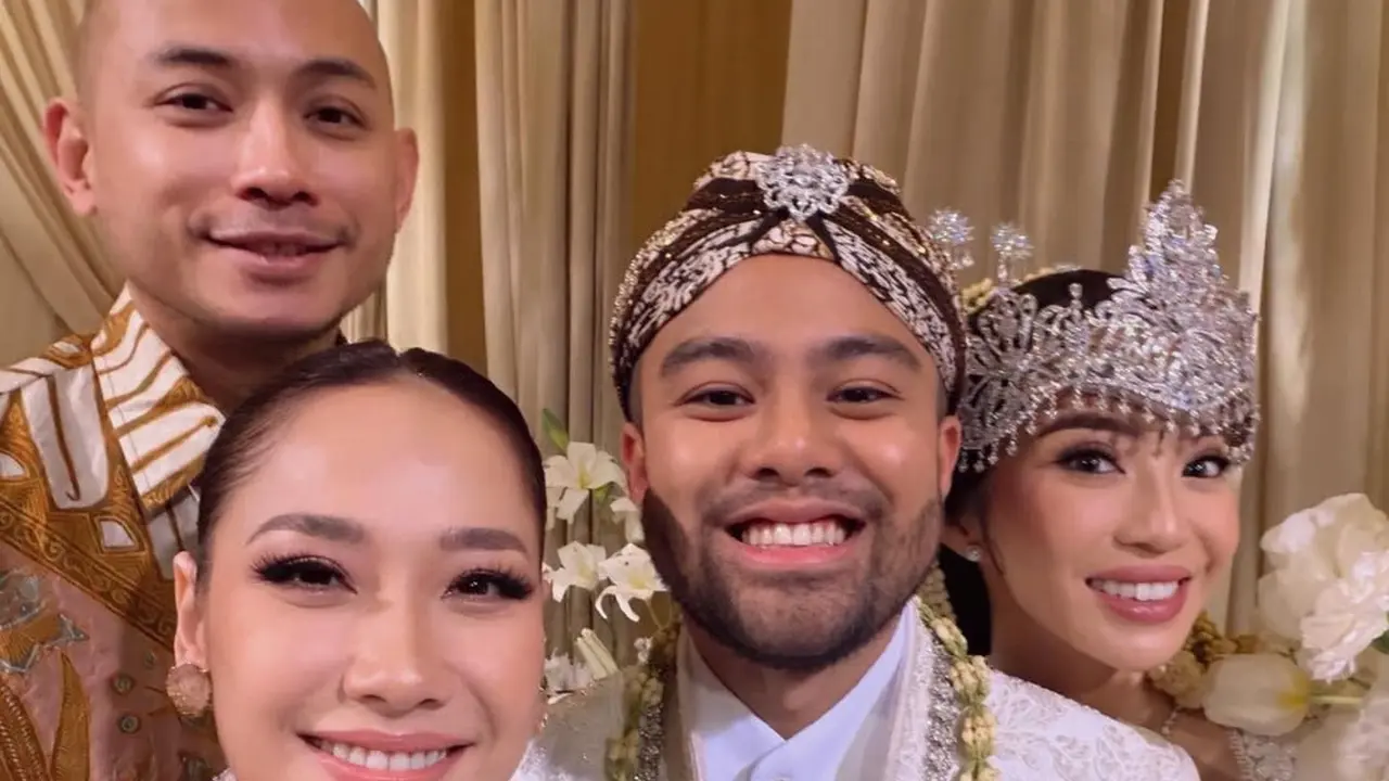 Gaya Berbatik Bunga Citra Lestari dan Tiko Aryawardhana Hadiri Kondangan Member Geng Aries