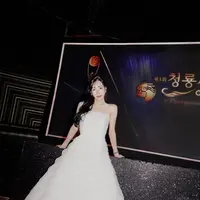 Tiffany Young Kenakan Ball Gown putih. [@tiffanyyoungofficial]