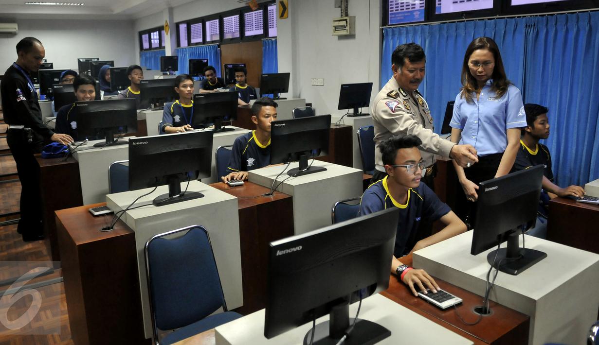 Siswa ikuti ujian teori membuat sim di Samsat, Daan Mogot, Jakarta, (1/11/2015). Sebanyak 250 peserta yang berasal dari 10 sekolah di Jakarta, Depok, Tangerang dan Bekasi telah mengikuti kegiatan Michelin Tunjukkin Safetymu. (Liputan6.com/Johan Tallo)