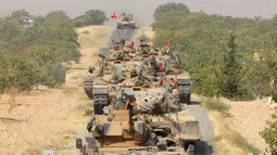 Pasukan Turki saat menuju Jarablus, kota di Suriah yang terletak dekat perbatasan antara Turki-Suriah (24/8). Turki menambah belasan tank ke Suriah untuk membantu militer lainnya mengusir ISIS. (Revolutionary Forces of Syria Media Office/REUTERS)