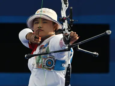 Atlet panahan putri Indonesia, Rezza Octavia gagal menemani rekannya, Diananda Choirunisa untuk berlaga di babak 16 besar nomor individual putri cabor panahan Olimpiade Paris 2024 setelah ditaklukkan pepanah putri nomor dua dunia asal Korea Selatan, Lim Si-hyeon pada babak 32 besar di Les Invalides Arena, Paris, Kamis (1/8/2024). Rezza menyerah 0-6 dalam laga yang berlangsung dalam tiga set saja. (Dok. NOC Indonesia/Antara/Wahyu Putro A)