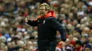 Pelatih Liverpool, Jurgen Klopp mengintruksikan pemainnya pada lanjutan liga inggris di Stadion Anfield, Inggris (29/11). Liverpool menang atas Swansea dengan skor 1-0. (Reuters/Carl Recine)