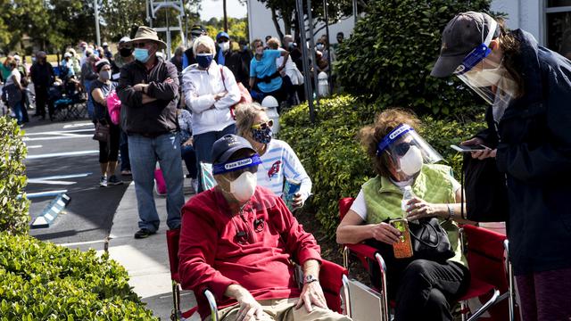 Warga Lansia di Florida AS Rela Antre Demi Vaksin Covid-19