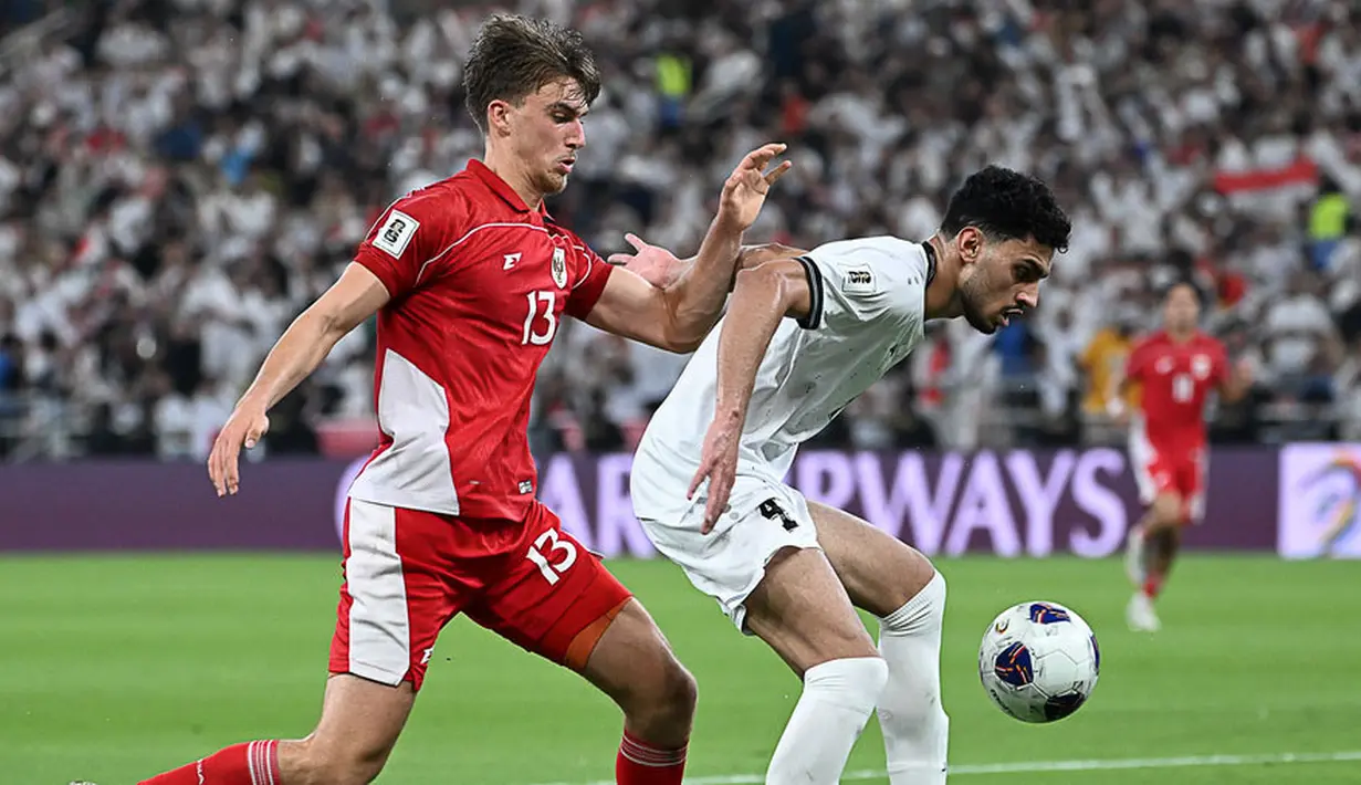 Pemain Timnas Indonesia, Mauro Zijlstra (kiri) berebut bola dengan pemain Iraq, Zaid Tahseen dalam laga putaran keempat Kualifikasi Piala Dunia 2026 yang berlangsung di Stadion King Abdullah Sports City, Jeddah, Arab Saudi, Sabtu (11/10/2025) waktu setempat. (AP Photo/Ali Issa)