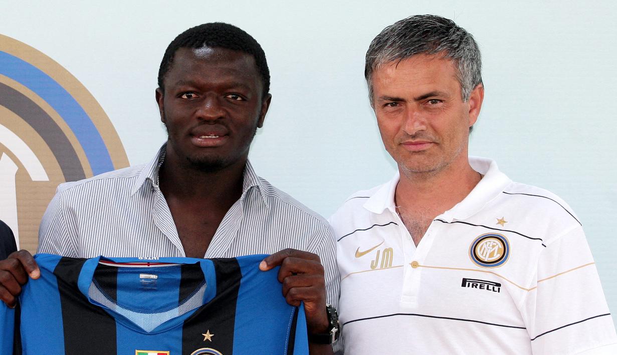 Pelatih Inter Milan, Jose Mourinho (kanan), pernah mengkritik Sulley Ali Muntari (kiri) yang seharusnya tidak berpuasa selama bulan Ramadan. Atas pernyataannya, The Special One mendapatkan banyak kritikan dari pemimpin muslim di Italia kala itu. (AFP/ Emilio Andreoli)