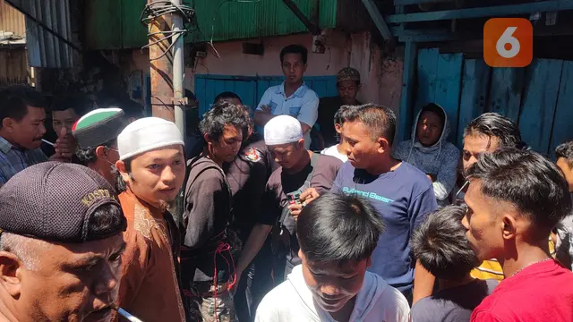 Pria misterius yang bakar mimbar Masjid Raya Makassar ditangkap (Liputan6.com/Fauzan)