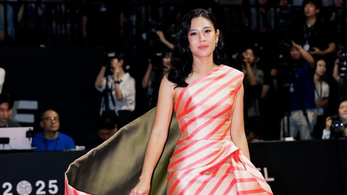 Cerita Hagai Pakan Pilih Gaun Pink Hijau untuk Tampilan Dian Sastro di BIFF 2025