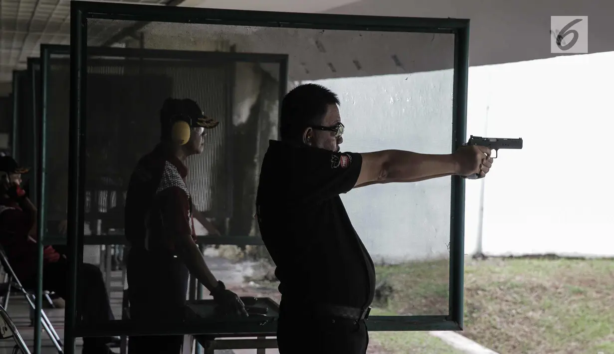 Pasukan Paspampres mengikuti kejuaraan menembak Paspampres Shooting Championship 2018 di Jakarta, Jumat (9/2). Kejuaraan ini diikuti TNI/ Polri, Sipil Umum dan Anggota Perbakin Seluruh Indonesia. (Liputan6.com/Faizal Fanani)