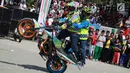 Aksi freestyle motor selama kegiatan Millenial Road Safety Festival Gorontalo, Minggu (10/2). Atraksi freestyle digelar di Lapangan Taruna Remaja Kota Gorontalo. (Liputan6.com/Rahmad Arfandi Ibrahim)