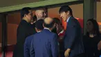 Pelatih kepala Timnas Indonesia, Shin Tae-yong (kanan) bertemu dengan Duta Piala Dunia U-17 2023, Radja Nainggolan didampingi Ketua Umum PSSI, Erick Thohir saat menyaksikan laga antara Timnas Indonesia U-17 menghadapi Timnas U-17 Ekuador pada laga pertama Grup A Piala Dunia U-17 2023 di Stadion Gelora Bung Tomo, Surabaya, Jumat (10/11/2023). (Bola.com/Bagaskara Lazuardi)