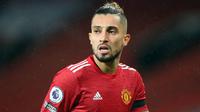 Alex Telles baru dimainkan oleh pelatih Ole Gunnar Solskjaer sebanyak tiga kali pada musim ini. Telles diketahui sering mendapatkan cedera pada musim ini. Pemain 28 tahun tersebut juga tercatat melakoni laga Derby Manchester di 17 menit akhir pertandingan. (AFP/Pool/Alex Livesey)