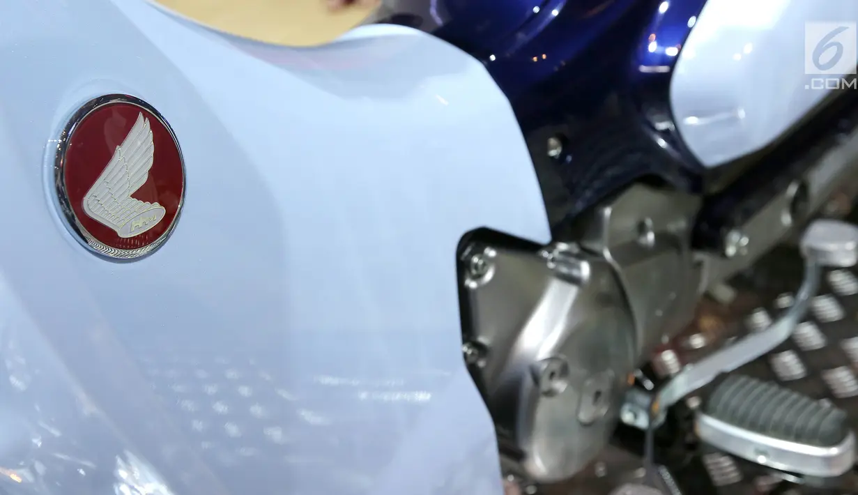 Logo Honda Super Cub C125 yang menempel di Gaikindo Indonesia International Auto Show (GIIAS) 2018 di ICE BSD, Tangsel, Jumat (3/8). (Liputan6.com/Fery Pradolo)