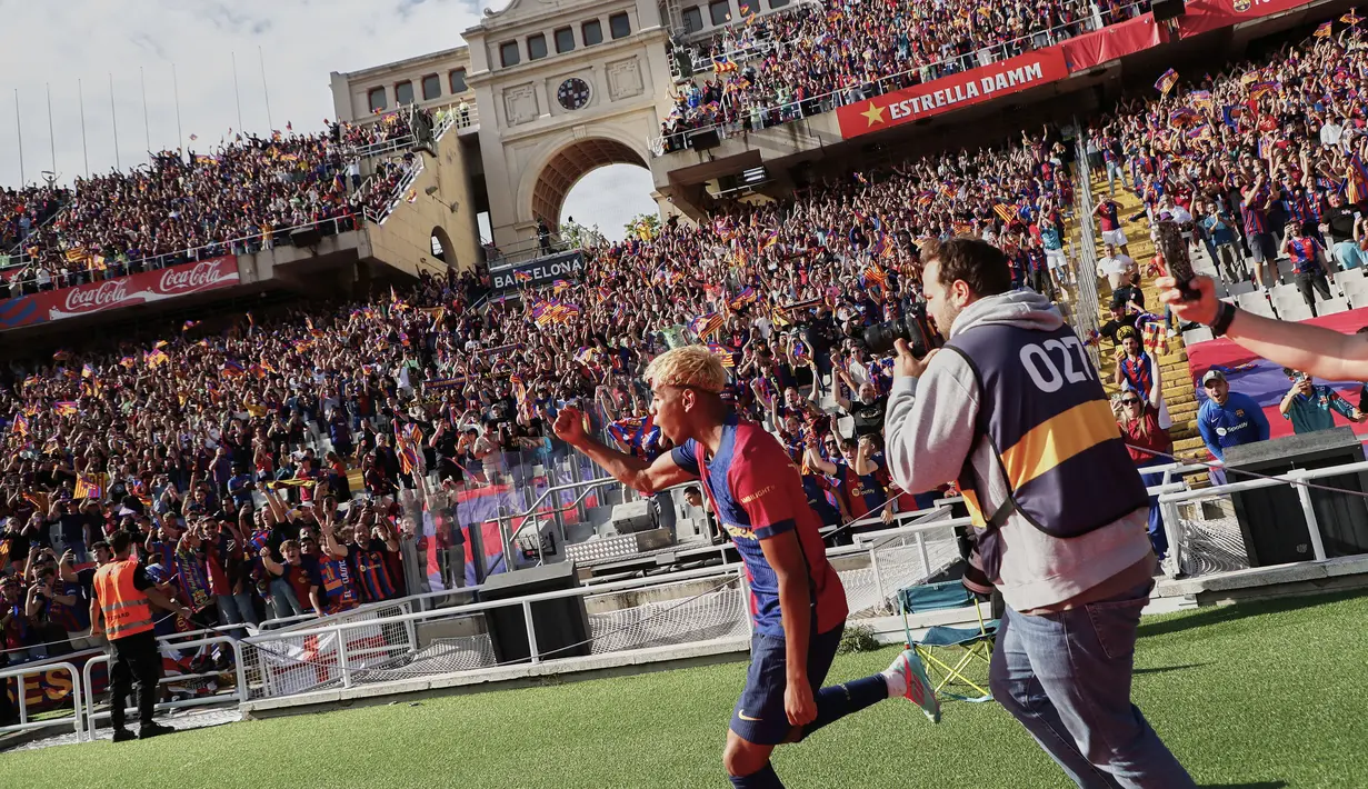 Pemain Barcelona, Lamine Yamal merayakan golnya ke gawang Real Madrid dalam laga lanjutan Liga Spanyol 2024/2025 di Estadi Olimpic Lluis Companys, Barcelona, Spanyol, Minggu (11/05/2025) waktu setempat. (AP Photo/Jose Breton)