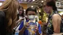 Seorang anak mendapatkan hewan peliharaan di Living World Alam Sutera, Tangerang Selatan, Banten, Minggu (5/12/2021). Para pengujung  bisa mendapatkan hewan peliharaan baru secara gratis dengan cara memilih melalui aplikasi spotgua yang merupakan Experience Mall 4.0. (Liputan6.com/Angga Yuniar)