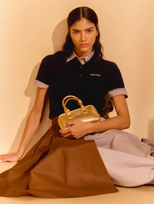 Tas mini Wander hadir dengan tiga warna eksklusif, dilengkapi dengan matelasse satin dan ritsleting permata.