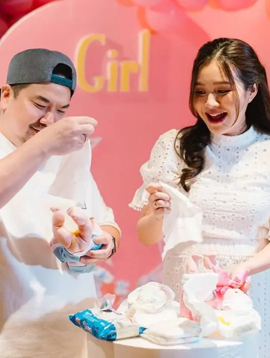 Acara gender reveal yang diadakan oleh Nex Carlos dan Veve ini sangat meriah. Dihadiri keluarga dan sahabat, momen ini terlihat seru dengan dekorasi bernuansa pink dan biru. Selain itu boneka-boneka yang menghiasi pun terlihat lucu. (Liputan6.com/IG/@nexcarlos)