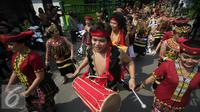 Peserta karnaval mengenakan busana adat dayak saat mengikuti karnaval pembukaan Hari Tari Dunia di kampus ISI Surakarta, Kamis (28/4). Sejumlah penari akan berpartisipasi menari selama 24 jam. (Liputan6.com/Boy Harjanto)