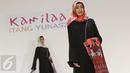 Model mengenakan busana muslim label Kamilaa karya desainer Itang Yunasz di Pasar Blok B Tanah Abang, Jakarta, Kamis (9/3). Dalam koleksinya, Itang memberi sentuhan tenun dari beberapa daerah. (Liputan6.com/Immanuel Antonius)