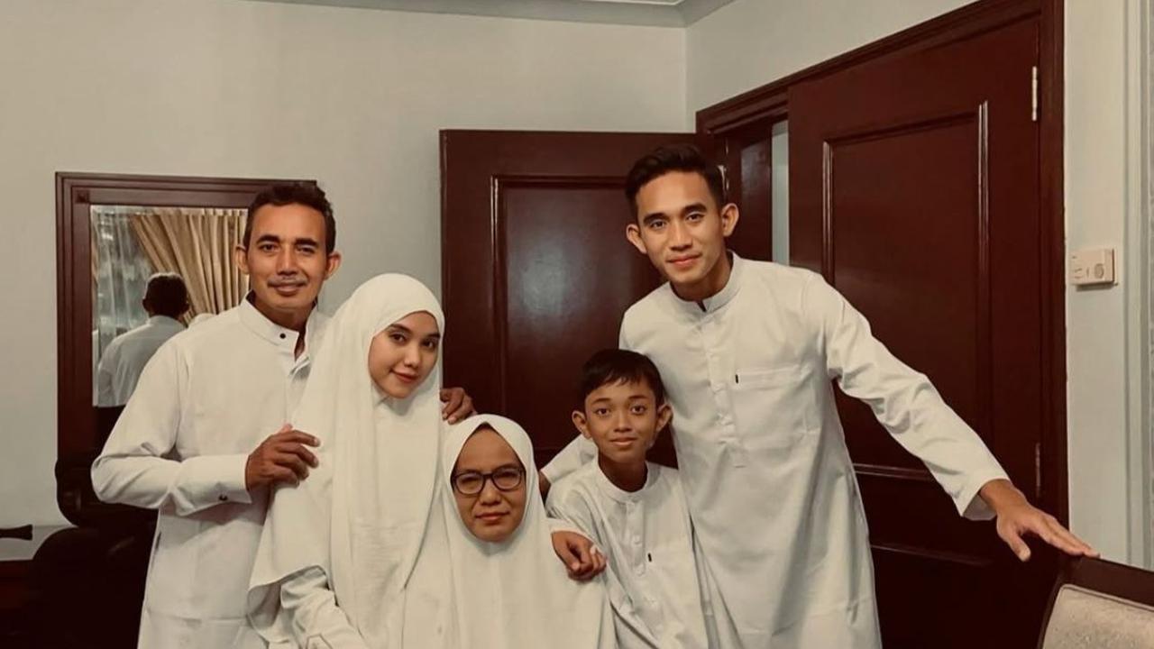7 Potret Rizky Ridho Bintang Timnas Indonesia Umroh Bareng Keluarga, Ini Momen Spesialnya