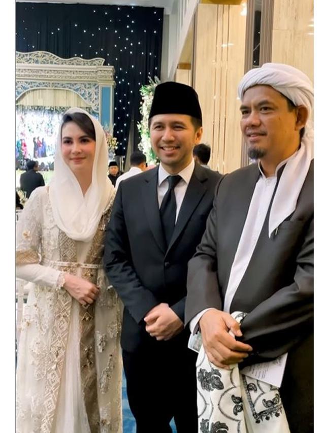 6 Potret Arumi Bachsin dan Emil Dardak di Pernikahan Anak Khofifah, Ikut Sapa Tamu