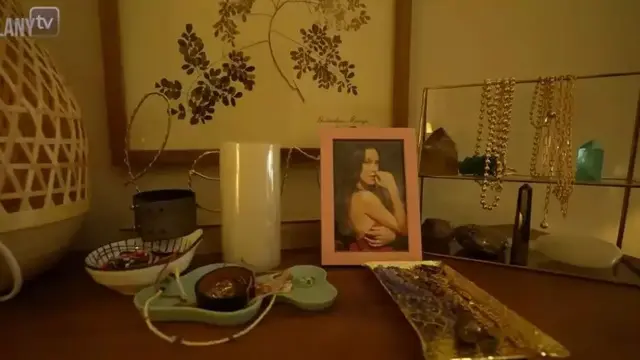 Tinggal di Kontrakan Satu Lantai, Begini Potret Kamar Tidur Sophia Latjuba yang Klasik dengan Lampu Temaram