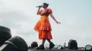Stephanie Poetri mengenakan sepatu dengan sol tebal saat beraksi di panggung HITC. Putri bungsu dari Diva Indonesia ini mulai terkenal lewat lagunya yang berjudul I Love You 3000. (Instagram/@hitcjakarta)