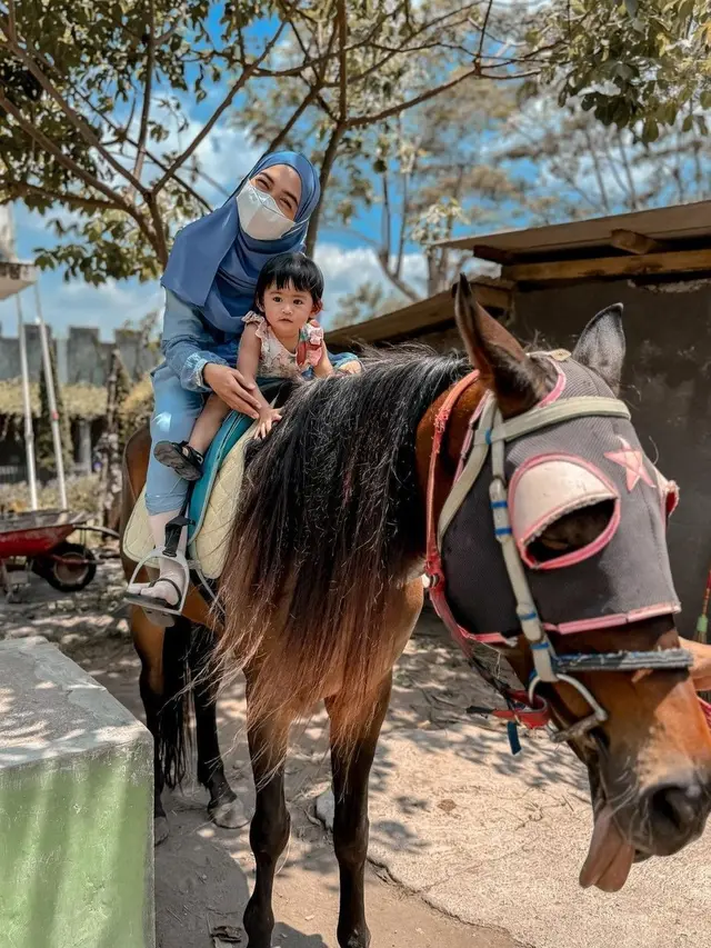 Teuku Ryan belakangan ini tidak ikut berlibur bersama Ria Ricis dan Moanna