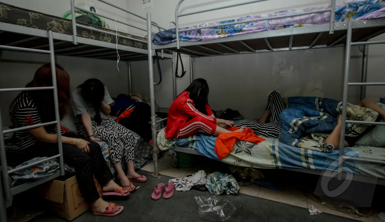 Sejumlah perempuan asal Tiongkok berada di sebuah kamar saat Polda Metro mengerebek rumah di kawasan Cilandak Timur, Jakarta, Kamis (7/5/2015).  Mereka diduga terlibat penipuan dengan modus cyber crime. (Liputan6.com/Faizal Fanani)