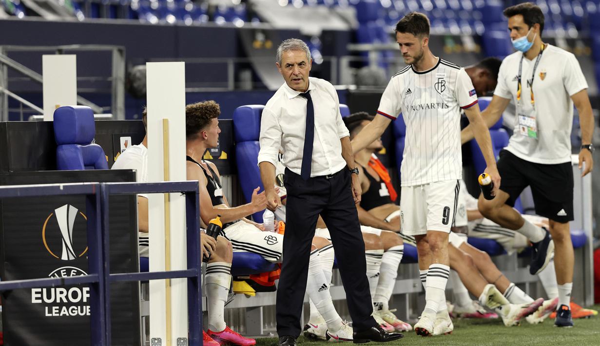 Pelatih Basel Marcel Koller (tengah) berbicara dengan para pemainnya saat menghadapi Shakhtar Donetsk pada pertandingan perempat final Liga Europa di Veltins-Arena, Gelsenkirchen, Jerman, Selasa (11/8/2020). Shakhtar Donetsk menang 4-1. (Wolgang Rattay/Pool Photo via AP)