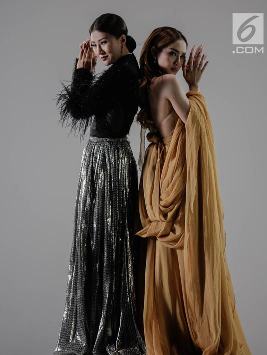 Cita Citata dan Sarwendah saat proses syuting video klip di kawasan Jakarta, Senin (15/10). Syuting video klip tersebut meremake lagu dari Sandra Dewi berjudul ku akui hati ini. (Liputan6.com/Faizal Fanani)