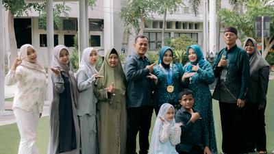 Di Balik Toga Wisuda: Ada Cuti Kerja dan Ribuan Kilometer yang Ditempuh Keluarga