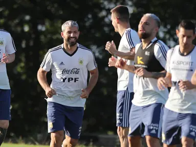 Para pemain Argentina melakukan pemanasan selama sesi latihan di pusat pelatihan Cruzeiro di Belo Horizonte, Brasil (1/7/2019). Argentina dan Brasil akan bertanding pada semifinal Copa America 2019. (AP Photo/Ricardo Mazalan)