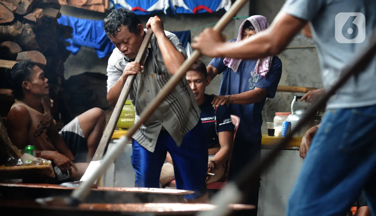 Pekerja memproduksi dodol Betawi di rumah industri di kawasan Pasar Minggu, Jakarta, Selasa (4/5/2021). Harga dodol Betawi berbeda-beda tergantung rasa yang ditawarkan. (merdeka.com/Imam Buhori)