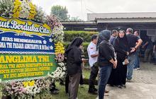 Karangan Bunga Penuhi Rumah Duka Marsma Fajar Adriyanto, Jenazah Tiba Disambut Isak Tangis