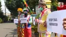 Komunitas badut tangerang raya (Batara) bersama kelurahan Larangan Selatan melakukan sosialisai pembatasan sosial bersekala besar (PSBB) di Tangerang, Kamis (16/4/2020). Mulai tanggal 18 april mendatang Tangerang Raya akan melakukan PSBB hingga 3 mei. (Liputan6.com/Angga Yuniar)