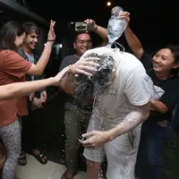 Tak sampai di situ, tiba-tiba datang seseorang dari belakang Rizky Nazar yang kemudian menyiramkan sebotol air di atas kepala Rizky. Sontak orang-orang yang berdiri di dekat Rizky langsung menghindar. (Bambang E.Ros/Bintang.com)