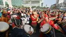Kemeriahaan Parade Tambua Tansa Minangkabau yang pertama kali dilangsungkan di areal car free day (CFD), Jakarta, Minggu (8/7). Kegiatan ini dalam rangka mensukseskan Festival Danau Maninjau pada Oktober 2018 mendatang. (Liputan6.com/Herman Zakharia)