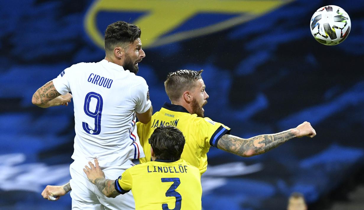 Penyerang Prancis, Olivier Giroud, duel udara dengan pemain Swedia, Pontus Jansson, pada laga UEFA Nations League di Friends Arena, Minggu (6/9/2020). Prancis menang 1-0 atas Swedia. (Christine Olsson/TT via AP)