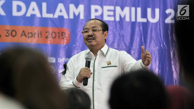 Ketua Ombudsman Amzulian Rifai memberikan sambutan saat acara Ngopi Bareng Ombudsman di Ruang Serbaguna Ombudsman RI, Jakarta, Selasa (30/4/2019). Acara ini memberikan penghormatan bagi petugas KPPS yang menjadi korban sakit maupun meninggal pada Pemilu 2019. (merdeka.com/IqbalNugroho)